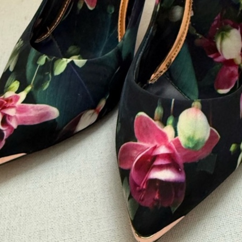 Ted Baker London
Ted Baker's Neevo 3 Floral
Satin Heels SizeEU 37, US 6.5